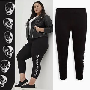 TORRID CROP PREMIUM LEGGING - SKULL STENCIL SIDE PRINT BLACK LEGGINGS